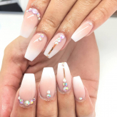 Glowzy Nail Bar logo